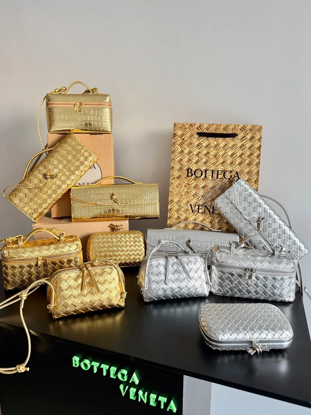 Bottega Veneta's magnificent woven series directly engraves "shine" 💫 into its DNA! Luxurious texture, a must-have for C-positions at year-end parties🌟